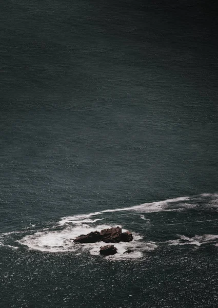 Denizin Ortasındaki Kayaların Havadan Görünüşü — Stok fotoğraf
