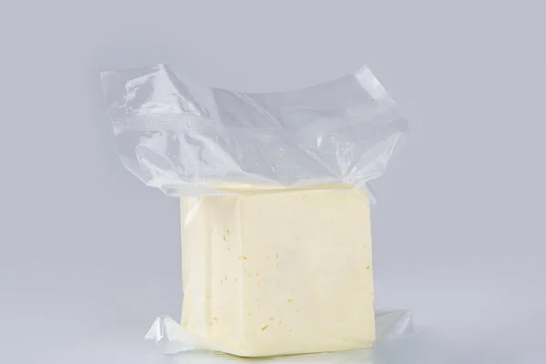 Primo Piano Formaggio Bianco Sacchetto Plastica Sfondo Blu — Foto Stock