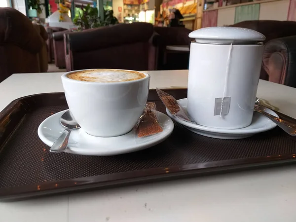 Eine Tasse Kaffee Und Tee Weißen Tassen Einem Café Serviert — Stockfoto