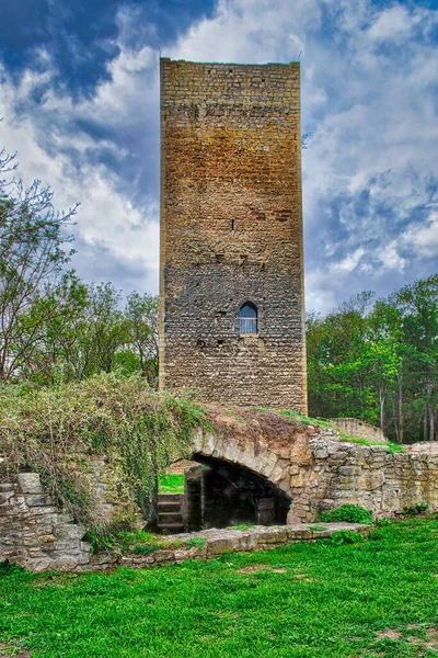 Nízký Úhel Věže Thuringia Gate Pod Jasným Zataženým Nebem Heldrungenu — Stock fotografie