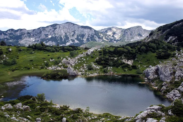 Hermoso Tiro Montañas Rocosas Cerca Pequeño Lago — Foto de Stock