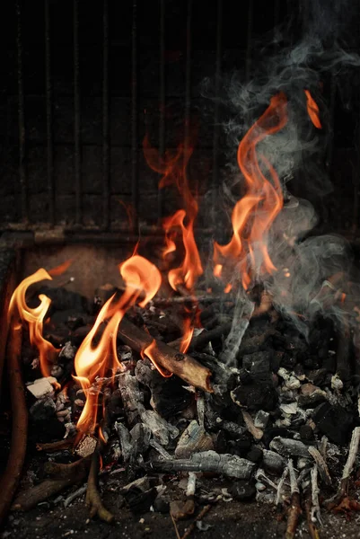 Függőleges Közelkép Lángok Faszén Hogy Égett Hogy Egy Barbecue — Stock Fotó