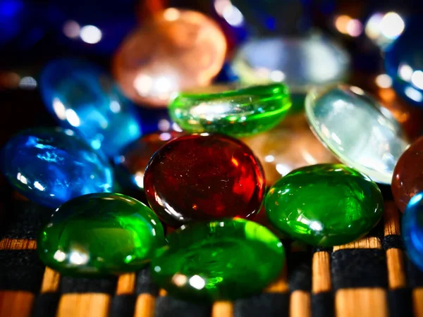Närbild Grupp Färgglada Cirkulära Pärlor Med Ljusa Ljus Reflekterande Dem — Stockfoto