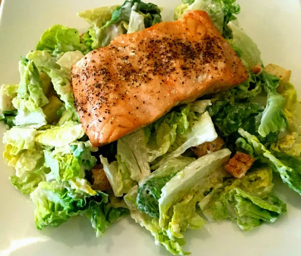 Insalata Cesare Con Salmone Stagionato — Foto Stock