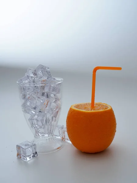 Tiro Vertical Tubo Beber Uma Laranja Inteira Fresca Com Gelo — Fotografia de Stock