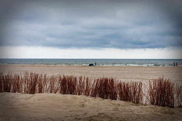 Облачное Небо Над Песчаным Пляжем Морем — стоковое фото