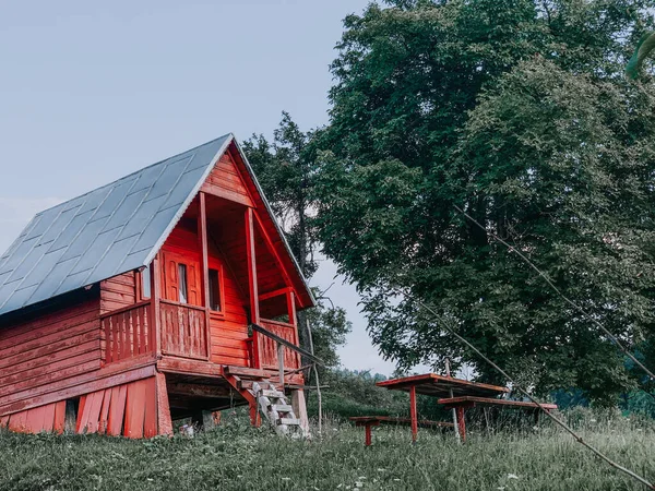 木に囲まれた田舎の古い家 — ストック写真