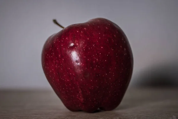 Image Rapprochée Une Grosse Pomme Rouge Sur Une Surface Bois — Photo
