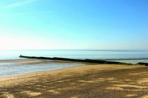 Ein Ruhiges Meer Mit Sandigem Ufer Unter Blauem Himmel — Stockfoto