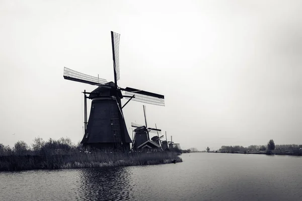 네덜란드 다이크 강기슭 근처에 풍차의 아름다운 — 스톡 사진