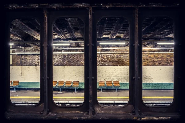 Eski Kahverengi Tren Penceresinden Istasyonun Turuncu Sandalyelerine Bir Manzara — Stok fotoğraf