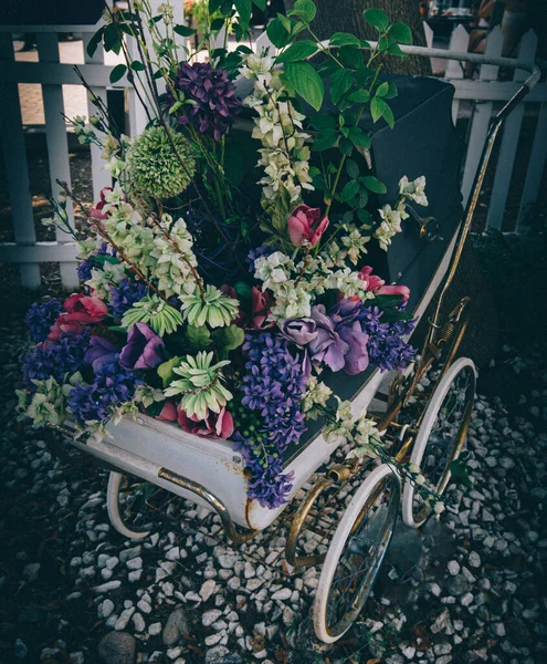 Carrinho Decorativo Jardim Com Flores Vibrantes Coloridas Pétalas Chão — Fotografia de Stock