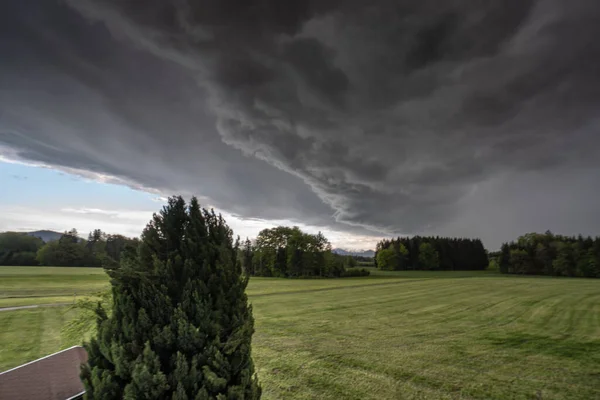 Oscura Nube Gris Sombría Sobre Campo Verde — Foto de Stock