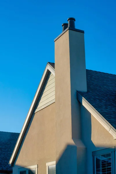 煙突付きの家の屋根の垂直ショット — ストック写真