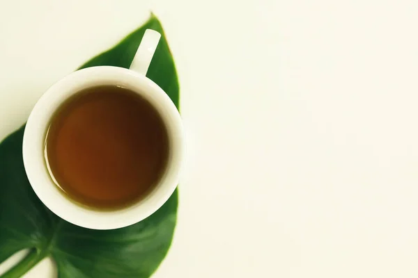 白い背景に茶葉を入れた白いマグカップの上からの眺め — ストック写真