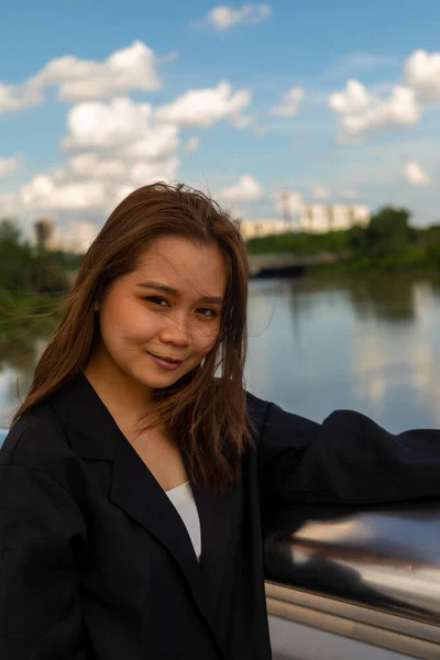 Приваблива Молода Жінка Єтнаму Посміхається Перед Камерою Біля Моста Старлайт — стокове фото