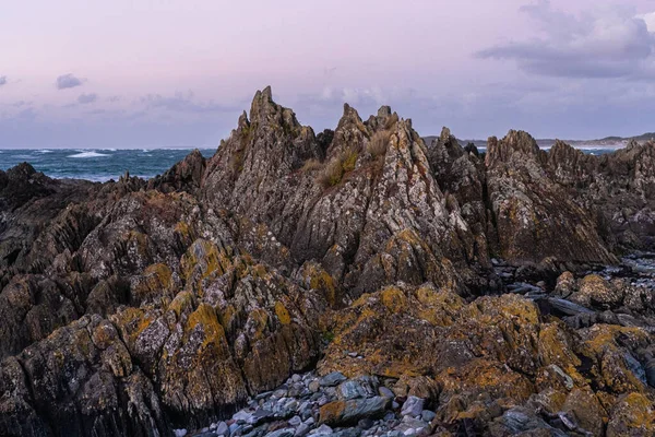 Una Vista Fascinante Rocas Envejecidas Hasta 500 Millones Años Costa —  Fotos de Stock