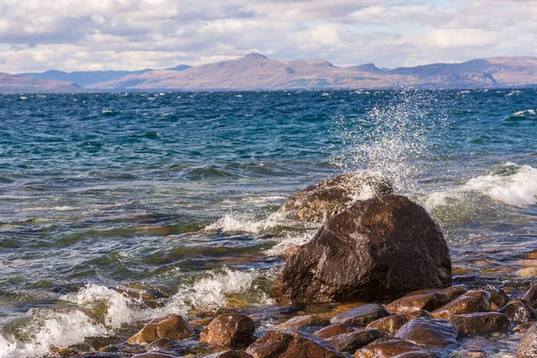 Gelombang Berbusa Memukul Batu Batu Laut Pada Hari Berawan Bariloche — Stok Foto
