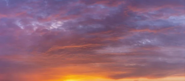 Zonsondergang Panorama Van Wolkendeken Textuur Detail Fel Kleurrijk Verlicht Oranje — Stockfoto