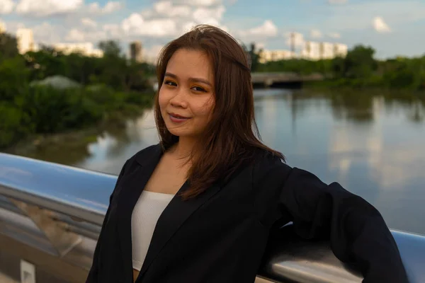 Приваблива Жінка Єтнаму Посміхається Перед Камерою Біля Моста Старлайт Мін — стокове фото