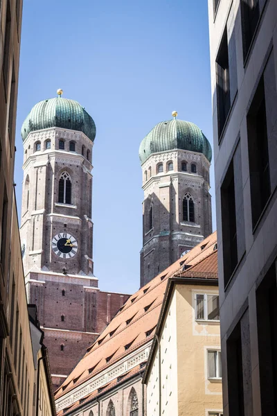 Vertical Shot Two Towers Frauenkirche Munich Two Houses Sun Shining — Stock Photo, Image