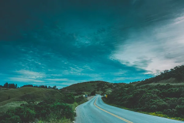 Paisaje Camino Rodeado Vegetación Bajo Cielo Nublado Por Noche Campo — Foto de Stock