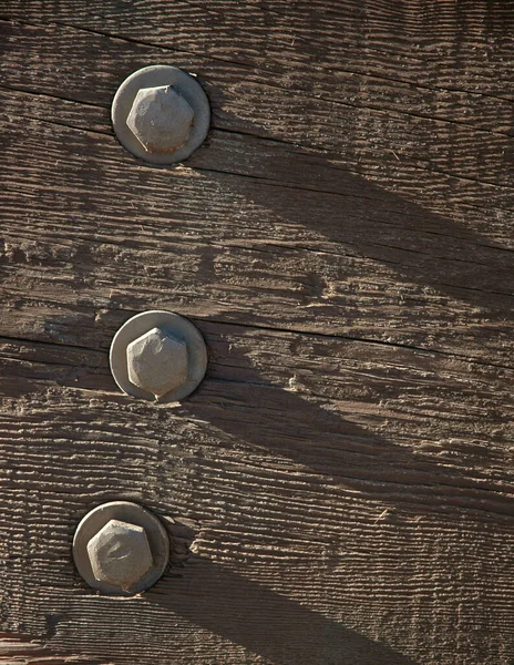 Een Verticaal Schot Van Bouten Een Van Hout Constructie — Stockfoto