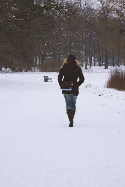 Een Vrouw Met Een Jas Een Winterpark Bedekt Met Sneeuw — Stockfoto