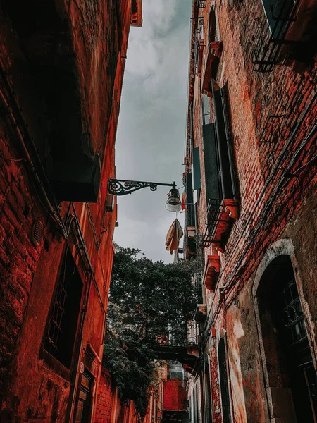 Ένα Χαμηλό Πλάνο Γωνία Ενός Στενού Δρόμου Κόκκινα Κτίρια Κατοικιών — Φωτογραφία Αρχείου