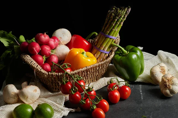 Una Canasta Llena Verduras Frescas Crudas — Foto de Stock