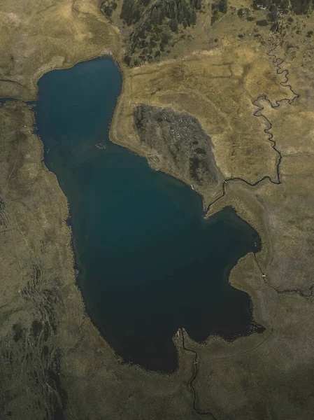 Colpo Aereo Verticale Lago Acqua Terra Dall Alto — Foto Stock