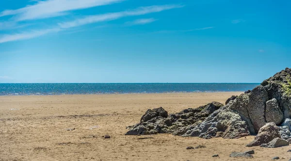 Una Vista Las Piedras Playa Llansteffan Con Agua Azul Clara — Foto de Stock