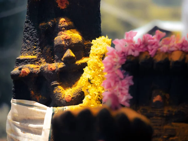 Una Foto Una Vieja Escultura Con Flores Alrededor — Foto de Stock