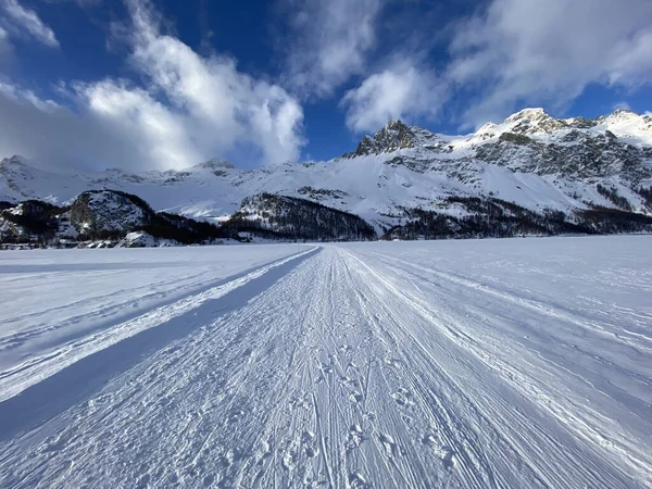 Zamarznięta Trasa Pokryta Śniegiem Górach Pochmurny Dzień Ciężką Zimę — Zdjęcie stockowe