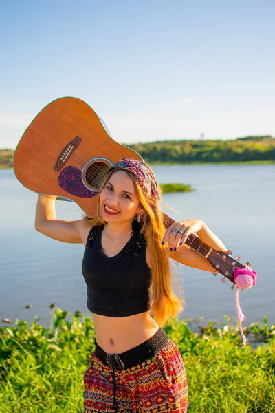 Een Mooie Blonde Argentijnse Vrouw Met Een Gitaar Haar Schouders — Stockfoto