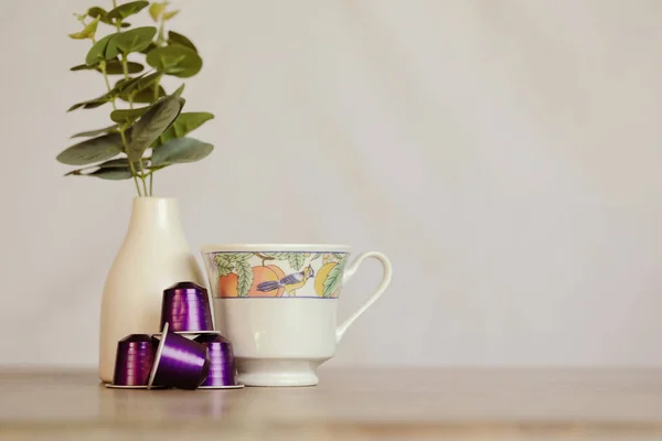 Una Pila Cápsulas Cafetera Morada Jarrón Una Taza Una Superficie —  Fotos de Stock