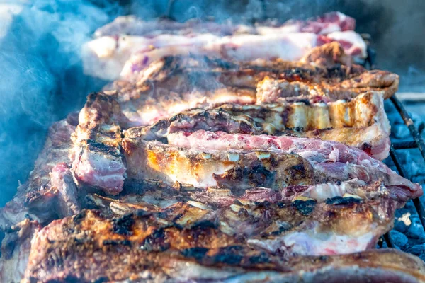 석재를 용기에 맛있는 아르헨티나 바베큐 — 스톡 사진
