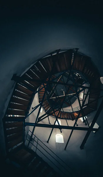 Μια Καμπυλωτή Σκάλα Σκοτεινό Κτίριο — Φωτογραφία Αρχείου