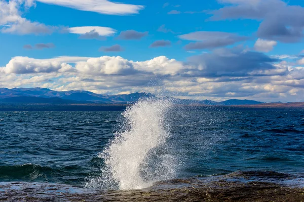 Ondas Espumosas Que Lavam Praia Oceano Dia Nublado Bariloche Argentina — Fotografia de Stock