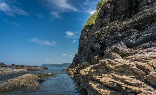 View Rock Surrounded Blue River Sky — Stock Photo, Image