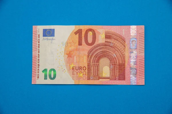 Horní Pohled Deset Eurobankovek Uprostřed Modrého Pozadí — Stock fotografie