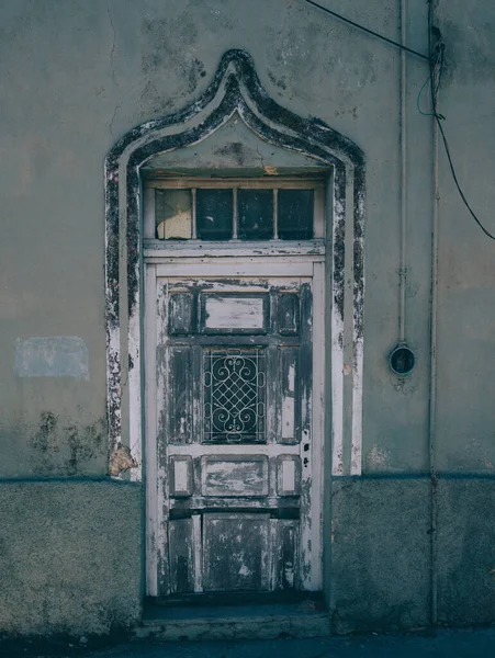 Una Antigua Puerta Madera Blanca Vintage Edificio Antiguo —  Fotos de Stock