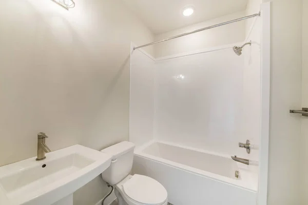 Μπάνιο Ενός Σύγχρονου Διαμερίσματος Λευκά Έπιπλα — Φωτογραφία Αρχείου