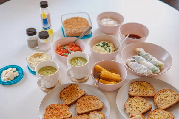 Uma Vista Uma Mesa Almoço Com Tostas Crocantes Saladas Molho — Fotografia de Stock