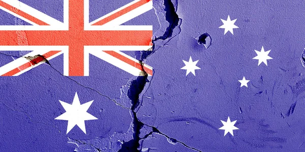 澳大利亚国旗涂上了风风雨雨的破碎墙壁 政治冲突的概念 — 图库照片