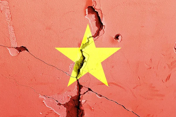 被风吹日晒的破墙上的越南国旗 政治冲突概念 — 图库照片