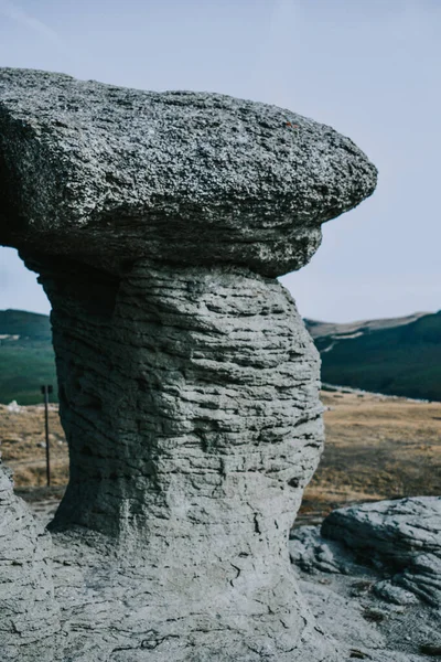 Uma Rocha Intempérie Num Vale Montanhoso — Fotografia de Stock