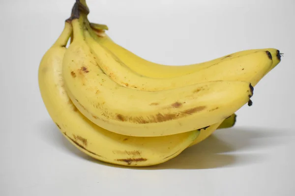 Крупный План Кучи Спелых Бананов Белом Фоне — стоковое фото