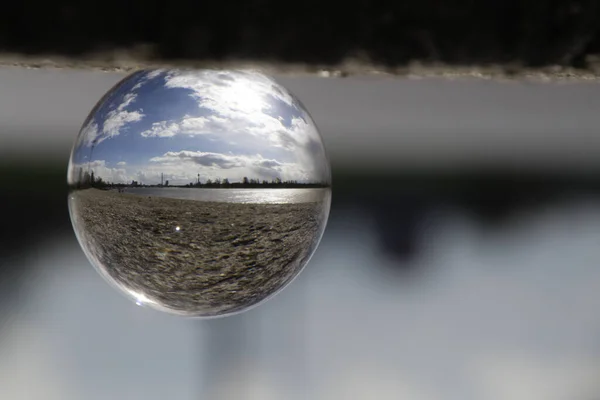 Primer Plano Una Gota Agua Con Lago Árboles Ella —  Fotos de Stock