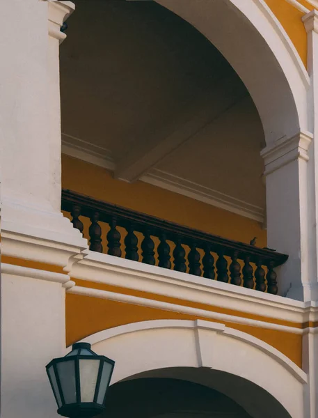 Die Details Eines Gelb Weißen Gebäudes Mit Bogenbalkon — Stockfoto